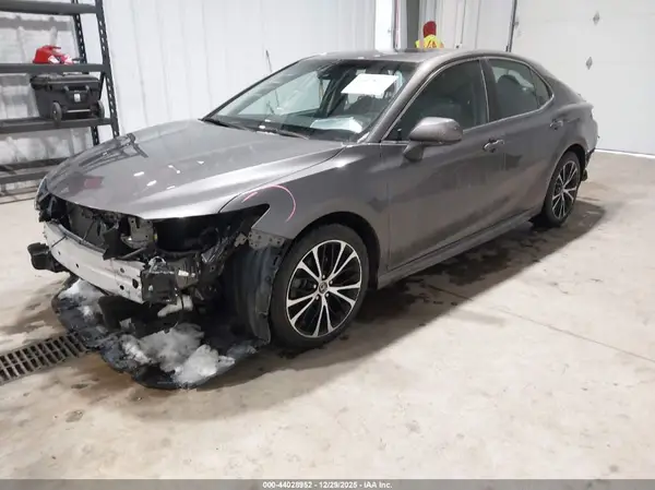 4T1B11HK0JU012947 2018 TOYOTA CAMRY - Image 2