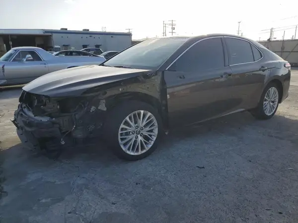 4T1B11HK0JU015394 2018 TOYOTA CAMRY - Image 1
