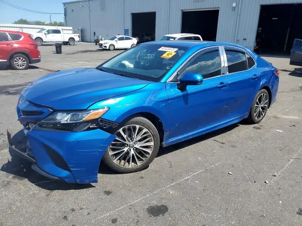 4T1B11HK0JU015539 2018 TOYOTA CAMRY - Image 1