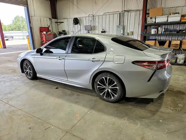 4T1B11HK0JU016366 2018 TOYOTA CAMRY - Image 2