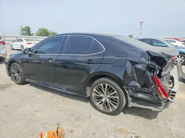4T1B11HK0JU018683 2018 TOYOTA CAMRY - Image 2