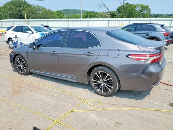 4T1B11HK0JU019252 2018 TOYOTA CAMRY - Image 2