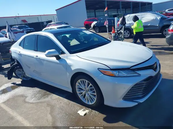 4T1B11HK0JU024435 2018 TOYOTA CAMRY - Image 1