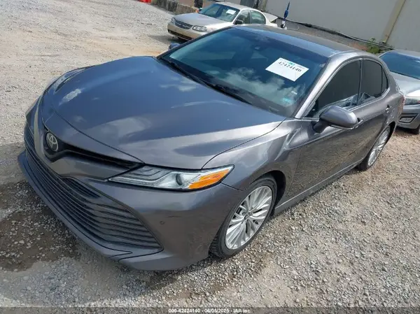 4T1B11HK0JU028078 2018 TOYOTA CAMRY - Image 2