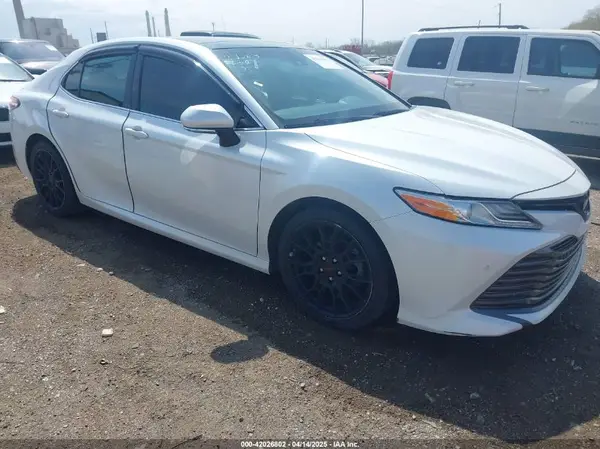 4T1B11HK0JU028193 2018 TOYOTA CAMRY - Image 1