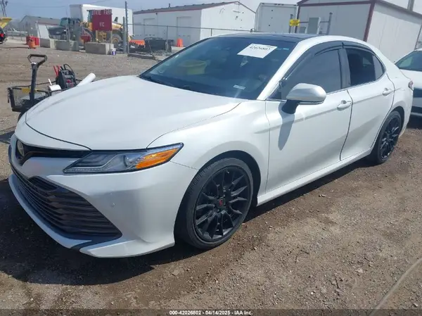 4T1B11HK0JU028193 2018 TOYOTA CAMRY - Image 2