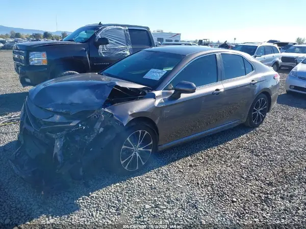 4T1B11HK0JU028775 2018 TOYOTA CAMRY - Image 2