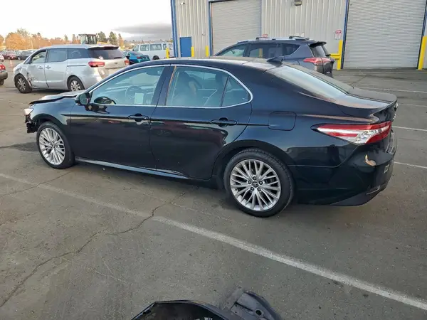 4T1B11HK0JU032664 2018 TOYOTA CAMRY - Image 2