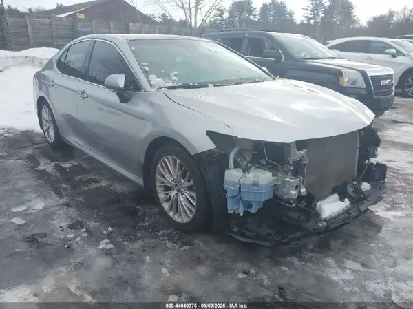 4T1B11HK0JU034074 2018 TOYOTA CAMRY - Image 1
