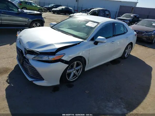4T1B11HK0JU040523 2018 TOYOTA CAMRY - Image 2