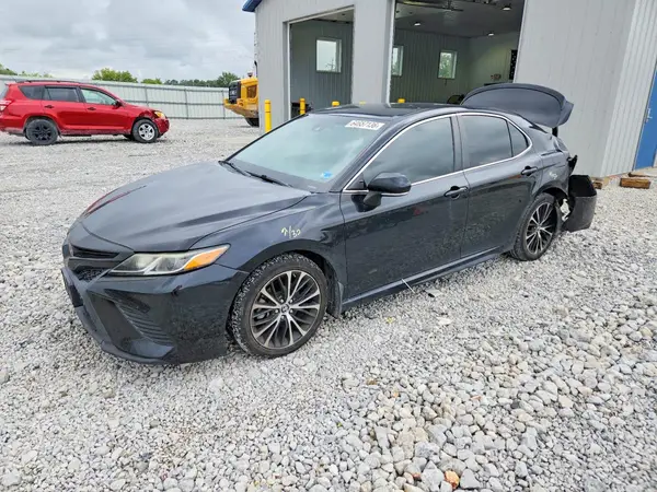 4T1B11HK0JU040621 2018 TOYOTA CAMRY - Image 1