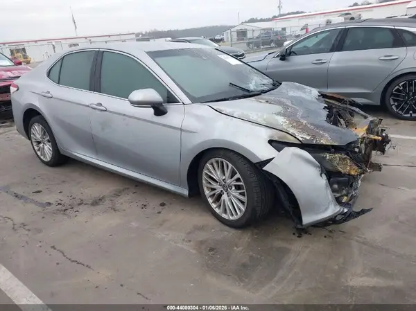 4T1B11HK0JU042997 2018 TOYOTA CAMRY - Image 1