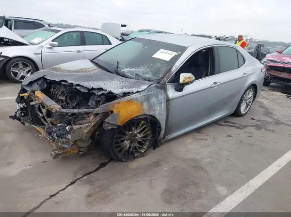 4T1B11HK0JU042997 2018 TOYOTA CAMRY - Image 2