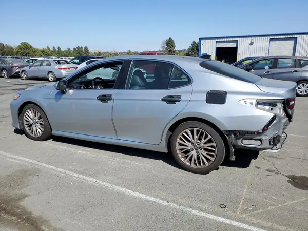4T1B11HK0JU043499 2018 TOYOTA CAMRY - Image 2