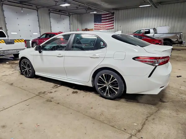 4T1B11HK0JU043616 2018 TOYOTA CAMRY - Image 2