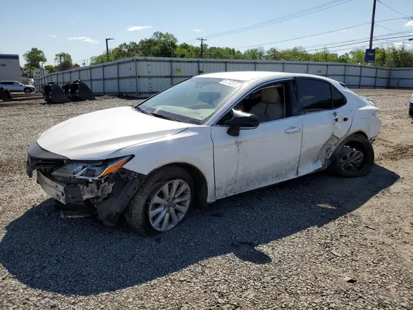 4T1B11HK0JU045690 2018 TOYOTA CAMRY - Image 1