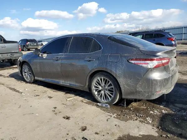 4T1B11HK0JU049870 2018 TOYOTA CAMRY - Image 2