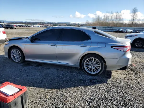 4T1B11HK0JU051618 2018 TOYOTA CAMRY - Image 2