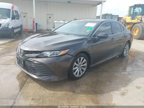 4T1B11HK0JU051960 2018 TOYOTA CAMRY - Image 2