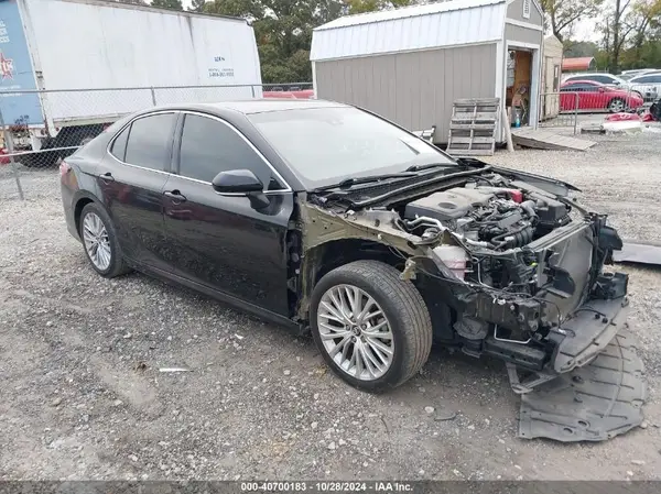 4T1B11HK0JU052297 2018 TOYOTA CAMRY - Image 1