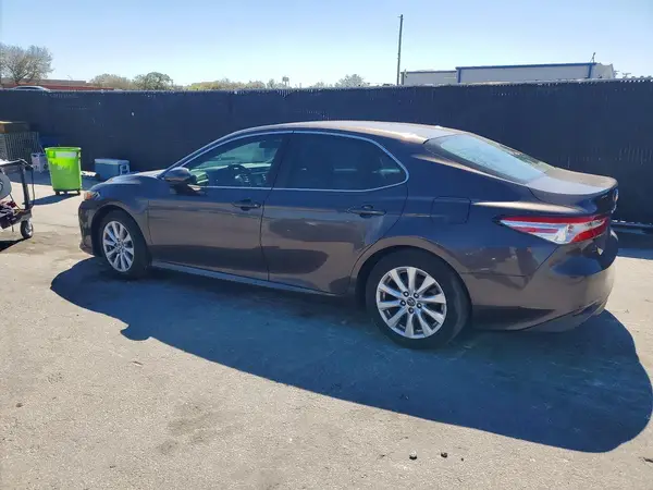 4T1B11HK0JU052560 2018 TOYOTA CAMRY - Image 2