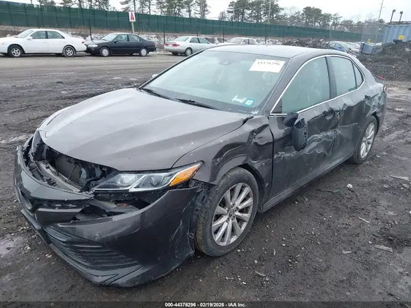 4T1B11HK0JU053157 2018 TOYOTA CAMRY - Image 2