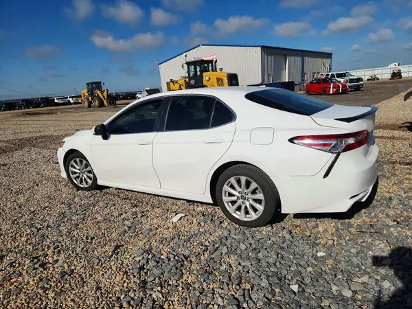 4T1B11HK0JU055653 2018 TOYOTA CAMRY - Image 2