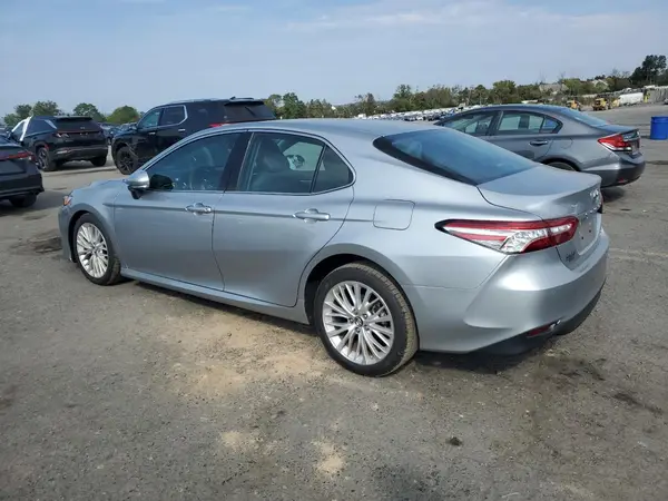4T1B11HK0JU058066 2018 TOYOTA CAMRY - Image 2