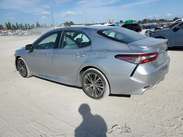 4T1B11HK0JU061050 2018 TOYOTA CAMRY - Image 2