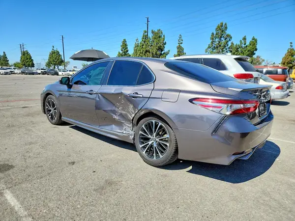 4T1B11HK0JU066930 2018 TOYOTA CAMRY - Image 2