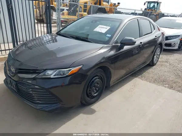4T1B11HK0JU068306 2018 TOYOTA CAMRY - Image 2