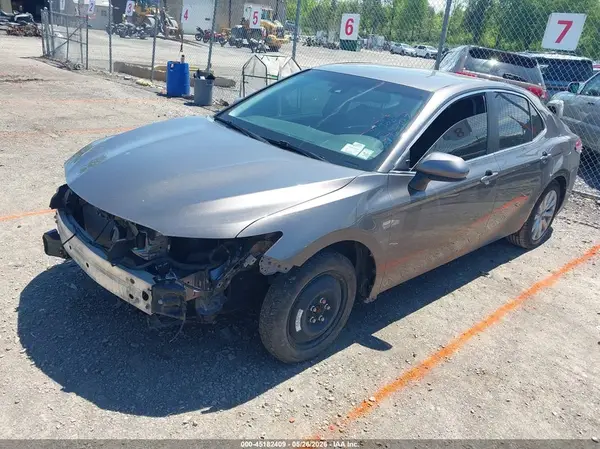 4T1B11HK0JU068595 2018 TOYOTA CAMRY - Image 2