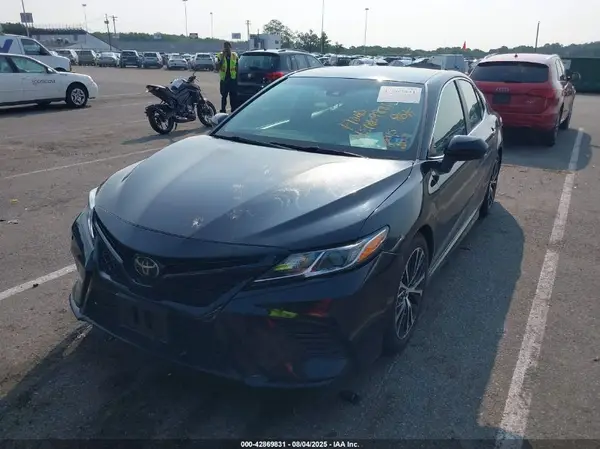 4T1B11HK0JU068970 2018 TOYOTA CAMRY - Image 2