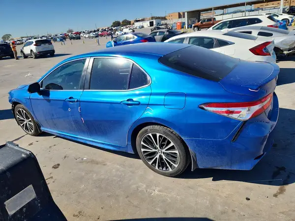 4T1B11HK0JU070833 2018 TOYOTA CAMRY - Image 2