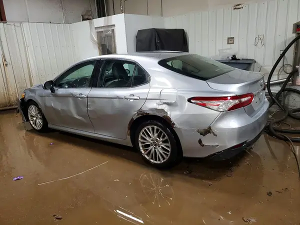 4T1B11HK0JU071125 2018 TOYOTA CAMRY - Image 2