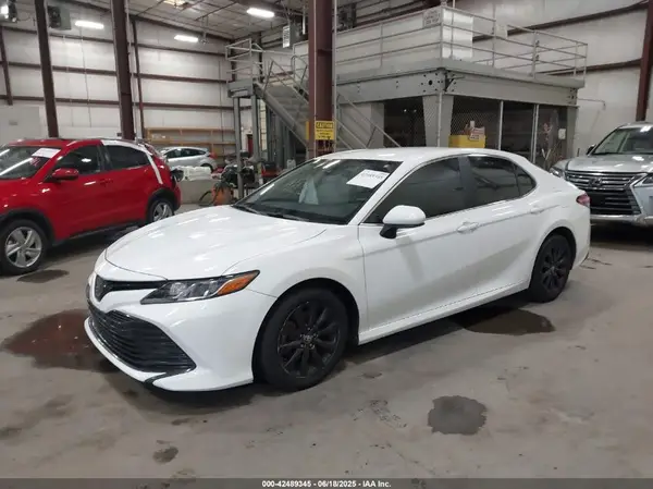 4T1B11HK0JU071884 2018 TOYOTA CAMRY - Image 2