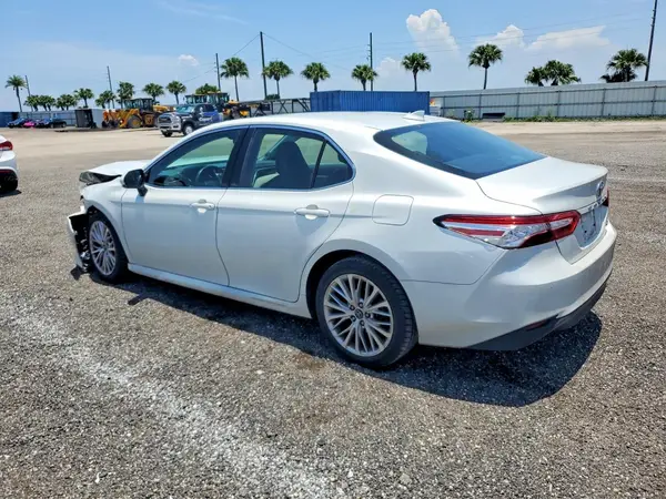 4T1B11HK0JU073831 2018 TOYOTA CAMRY - Image 2