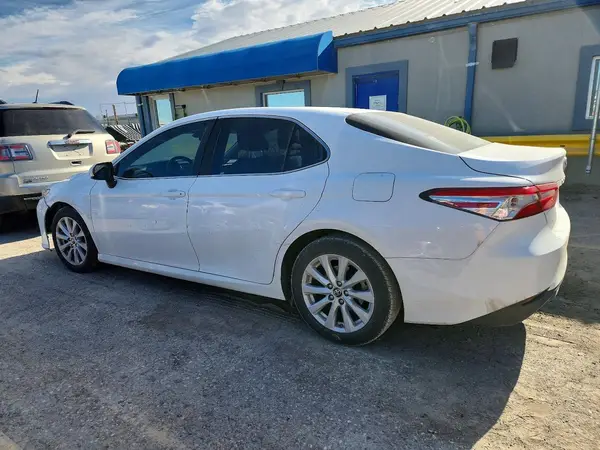 4T1B11HK0JU077099 2018 TOYOTA CAMRY - Image 2