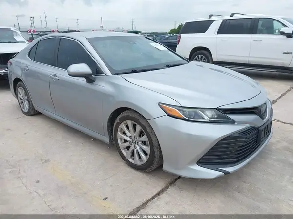 4T1B11HK0JU080021 2018 TOYOTA CAMRY - Image 1