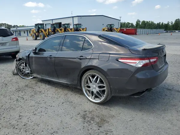 4T1B11HK0JU080410 2018 TOYOTA CAMRY - Image 2