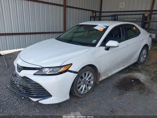 4T1B11HK0JU081217 2018 TOYOTA CAMRY - Image 2
