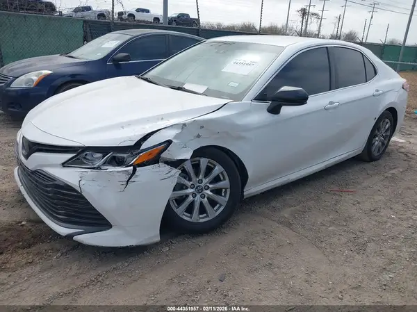 4T1B11HK0JU084800 2018 TOYOTA CAMRY - Image 2