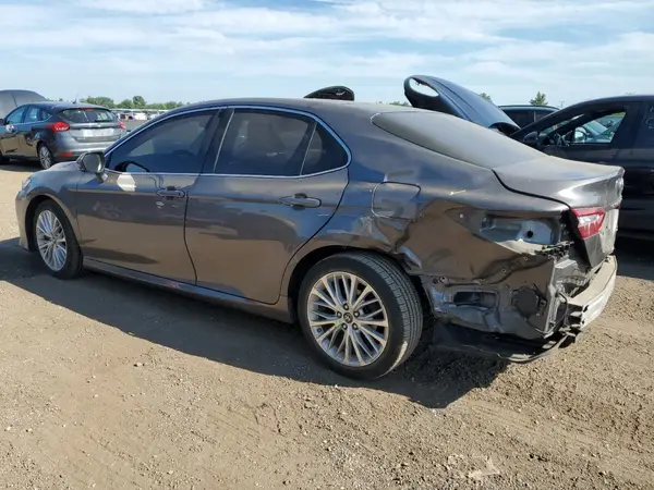 4T1B11HK0JU087017 2018 TOYOTA CAMRY - Image 2