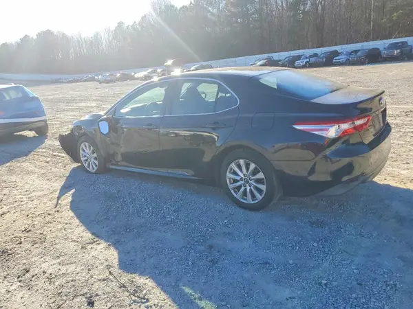 4T1B11HK0JU088877 2018 TOYOTA CAMRY - Image 2