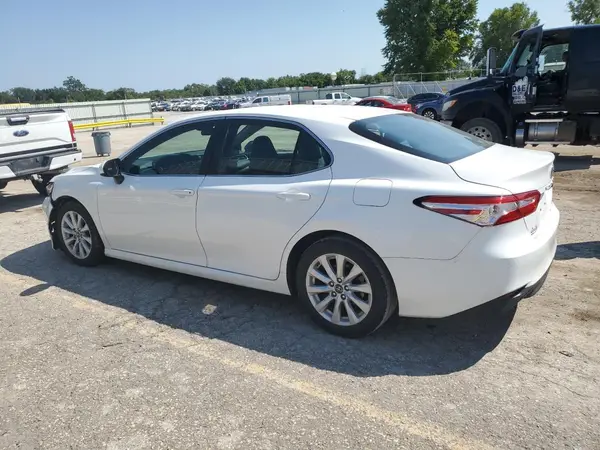 4T1B11HK0JU089818 2018 TOYOTA CAMRY - Image 2