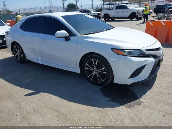 4T1B11HK0JU090676 2018 TOYOTA CAMRY - Image 1