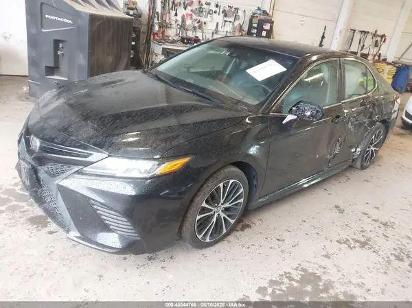 4T1B11HK0JU091097 2018 TOYOTA CAMRY - Image 2