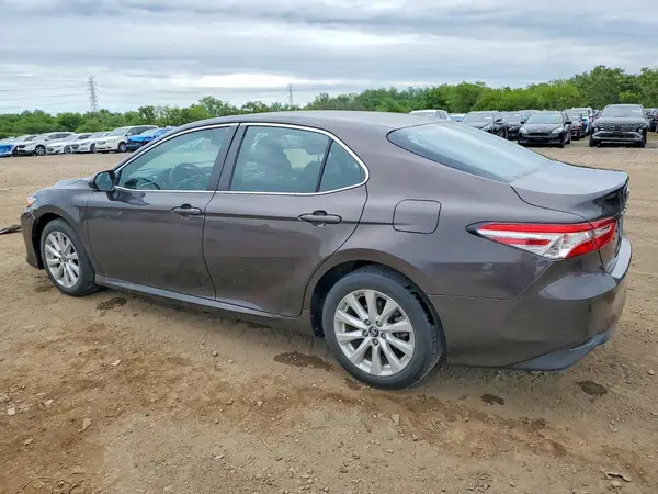 4T1B11HK0JU091911 2018 TOYOTA CAMRY - Image 2