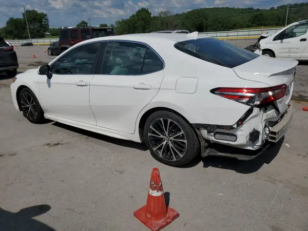 4T1B11HK0JU093769 2018 TOYOTA CAMRY - Image 2