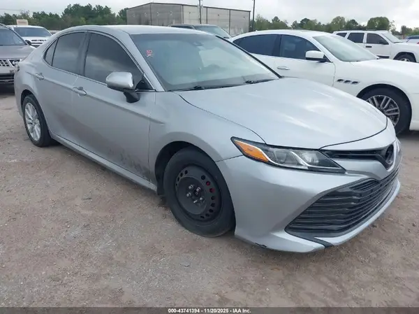 4T1B11HK0JU095151 2018 TOYOTA CAMRY - Image 1